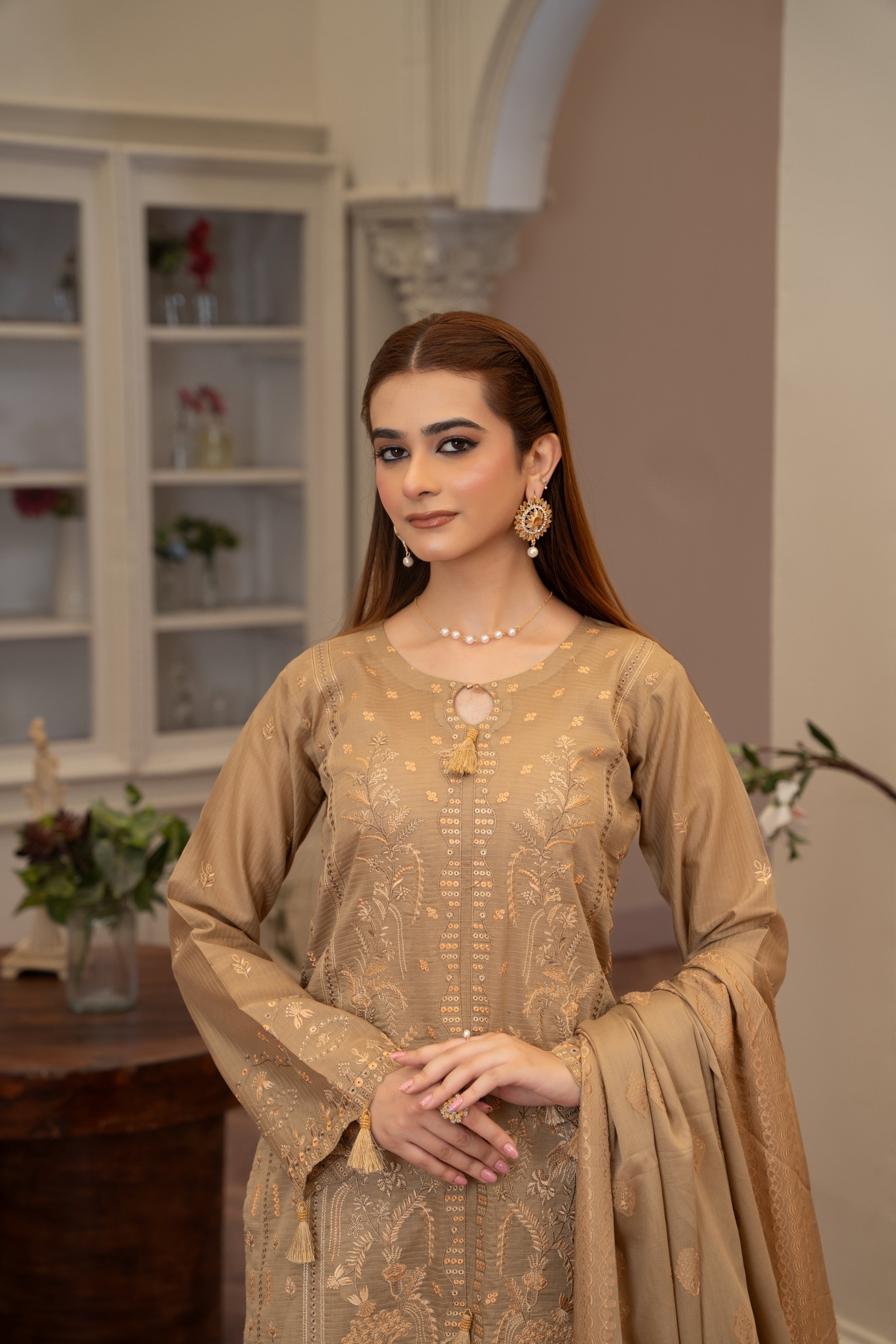 𝐋𝐮𝐱𝐮𝐫𝐲 𝐃𝐨𝐫𝐢𝐚 𝐋𝐚𝐰𝐧 𝐇𝐞𝐚𝐯𝐲 𝐄𝐦𝐛𝐫𝐨𝐢𝐝𝐞𝐫𝐲 𝐒𝐡𝐢𝐫𝐭 𝐰𝐢𝐭𝐡 𝐉𝐚𝐜𝐪𝐮𝐚𝐫𝐝 𝐒𝐡𝐚𝐰𝐚𝐥 (SN/1181)