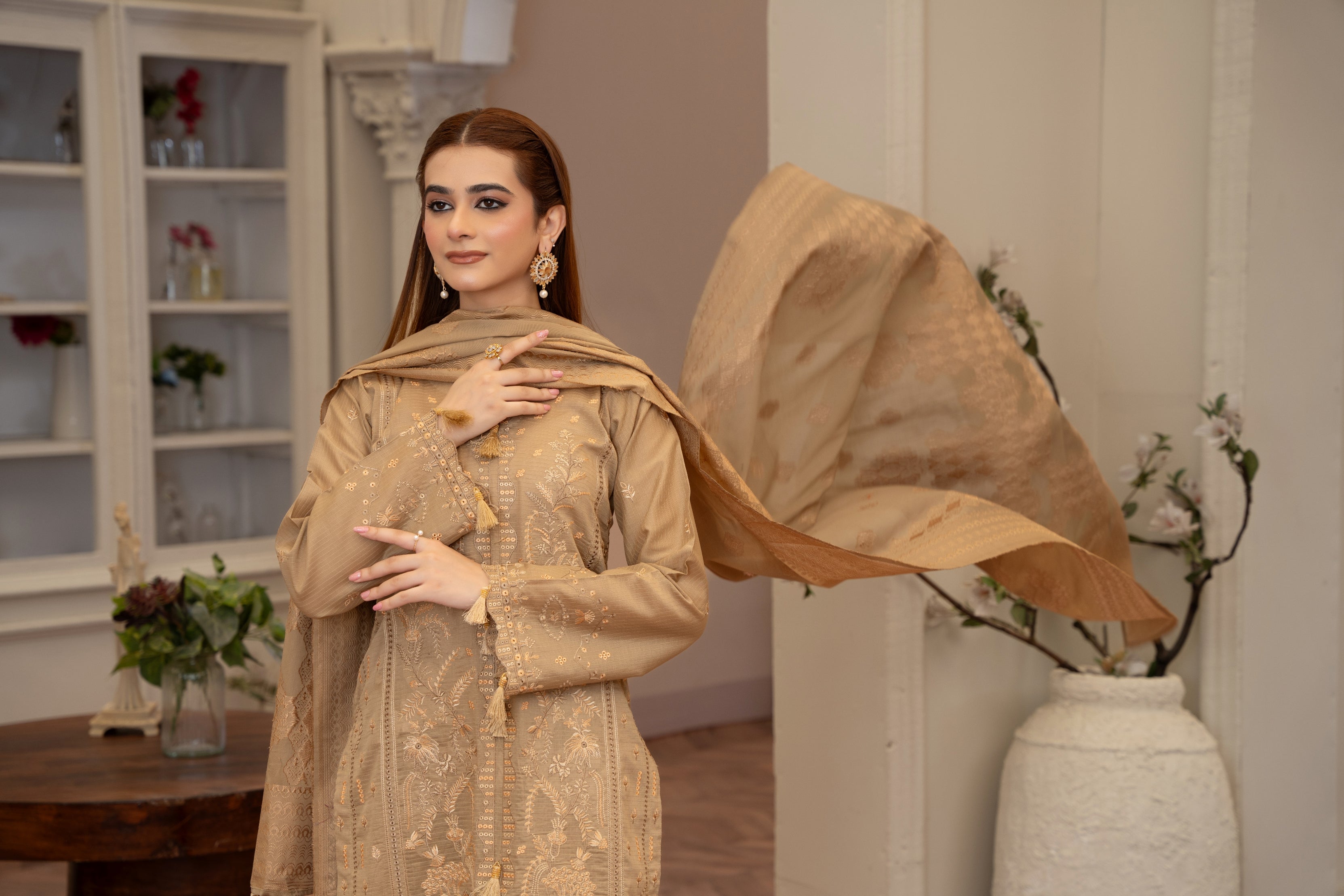 𝐋𝐮𝐱𝐮𝐫𝐲 𝐃𝐨𝐫𝐢𝐚 𝐋𝐚𝐰𝐧 𝐇𝐞𝐚𝐯𝐲 𝐄𝐦𝐛𝐫𝐨𝐢𝐝𝐞𝐫𝐲 𝐒𝐡𝐢𝐫𝐭 𝐰𝐢𝐭𝐡 𝐉𝐚𝐜𝐪𝐮𝐚𝐫𝐝 𝐒𝐡𝐚𝐰𝐚𝐥 (SN/1181)