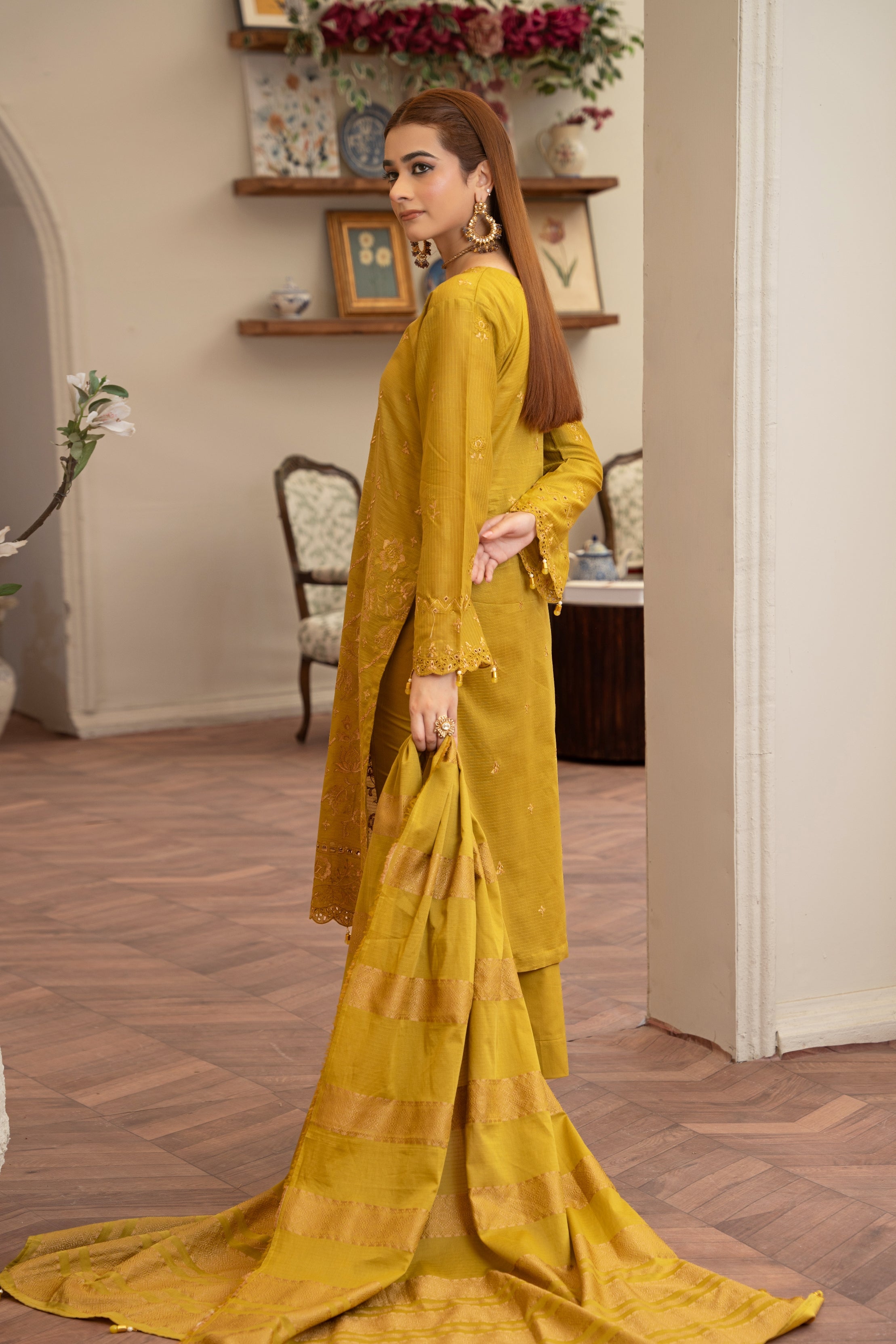 𝐋𝐮𝐱𝐮𝐫𝐲 𝐃𝐨𝐫𝐢𝐚 𝐋𝐚𝐰𝐧 𝐇𝐞𝐚𝐯𝐲 𝐄𝐦𝐛𝐫𝐨𝐢𝐝𝐞𝐫𝐲 𝐒𝐡𝐢𝐫𝐭 𝐰𝐢𝐭𝐡 𝐉𝐚𝐜𝐪𝐮𝐚𝐫𝐝 𝐒𝐡𝐚𝐰𝐚𝐥 (SN/1183)