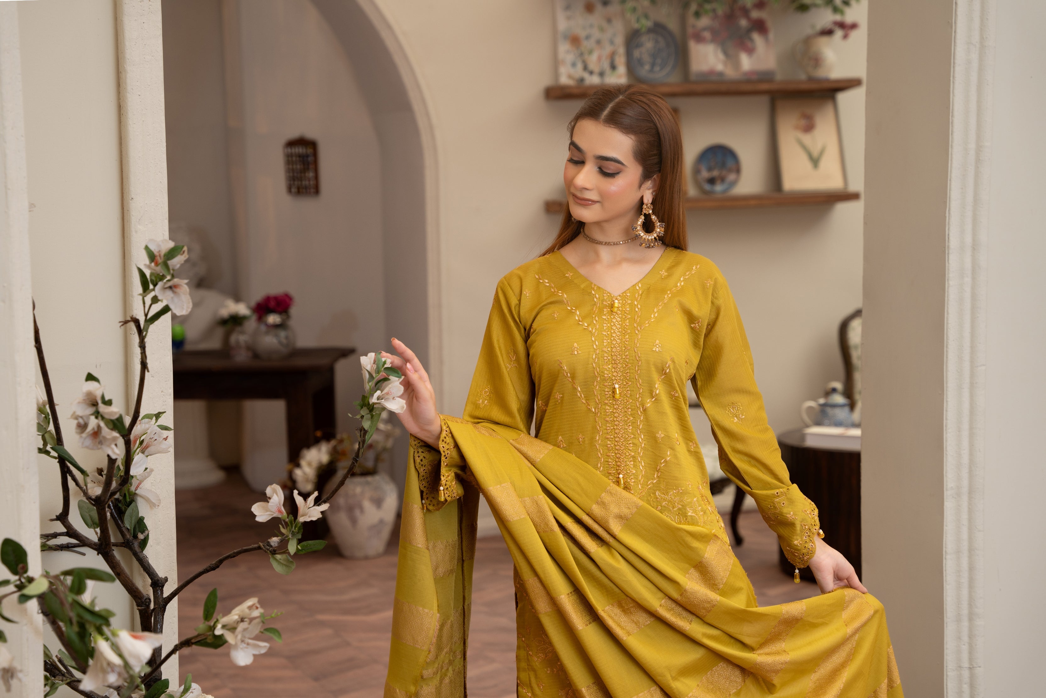 𝐋𝐮𝐱𝐮𝐫𝐲 𝐃𝐨𝐫𝐢𝐚 𝐋𝐚𝐰𝐧 𝐇𝐞𝐚𝐯𝐲 𝐄𝐦𝐛𝐫𝐨𝐢𝐝𝐞𝐫𝐲 𝐒𝐡𝐢𝐫𝐭 𝐰𝐢𝐭𝐡 𝐉𝐚𝐜𝐪𝐮𝐚𝐫𝐝 𝐒𝐡𝐚𝐰𝐚𝐥 (SN/1183)
